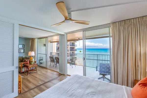 Relax in this master bedroom in your queen bed with the doors to your private lanai open so that you can experience the ocean breeze.