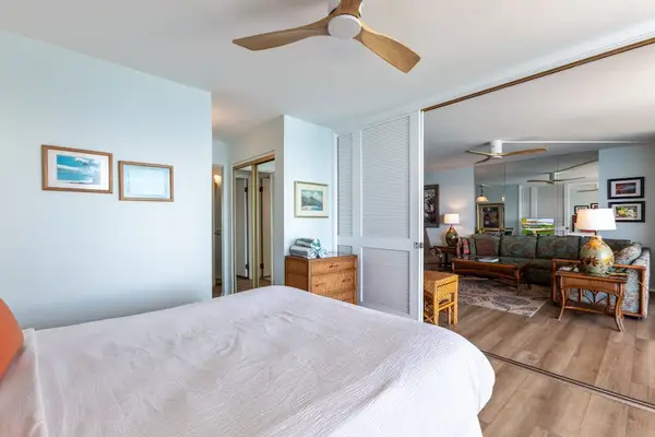 Relax in this master bedroom in your queen bed with the doors to your private lanai open so that you can experience the ocean breeze.