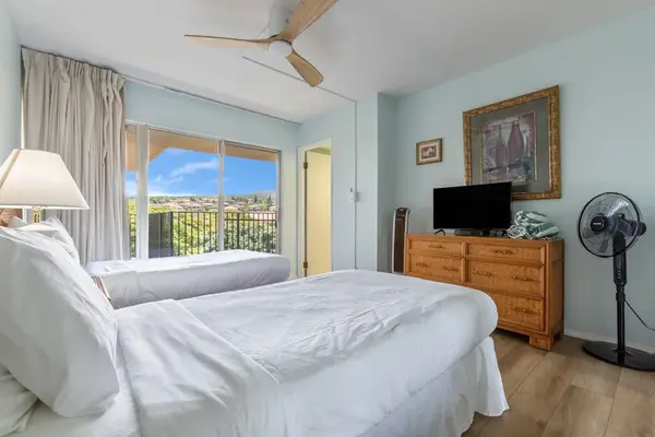 Just as much comfort for the guests - two twin beds, flat screen tv with access to your private lanai.