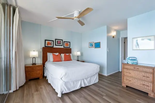 Relax in this master bedroom in your queen bed with the doors to your private lanai open so that you can experience the ocean breeze.