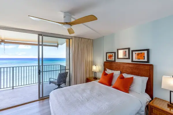 Relax in this master bedroom in your queen bed with the doors to your private lanai open so that you can experience the ocean breeze.