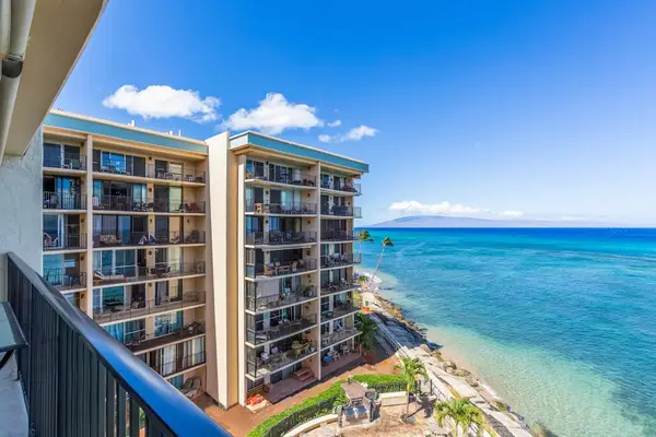 Private lanai - glorious views of the tropical waters of the Pacific Ocean.  Unwind with a glass of wine and the ocean breeze.