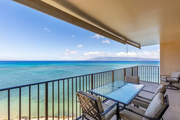 Private lanai - glorious views of the tropical waters of the Pacific Ocean.  Unwind with a glass of wine and the ocean breeze.
