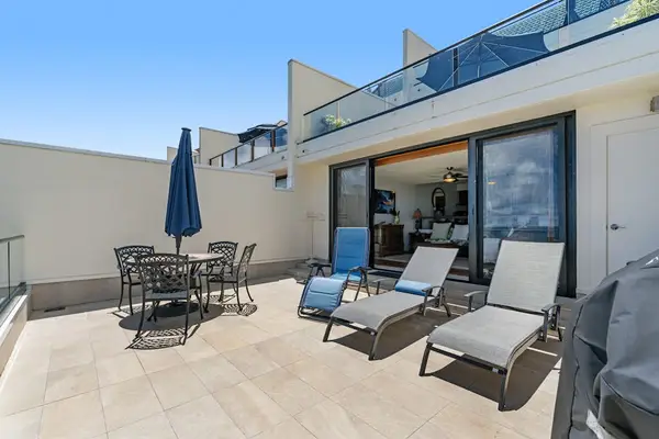 Terrace with a grill and lounge area, ideal for outdoor evenings