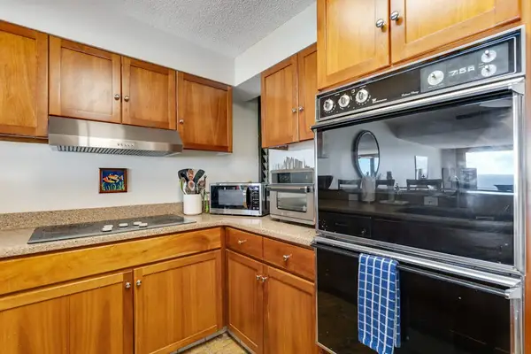 Kitchen with double oven, ready for any recipe you have in mind