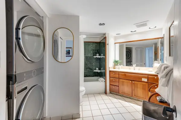 Ensuite bathroom with washer/dryer, for total convenience during your stay