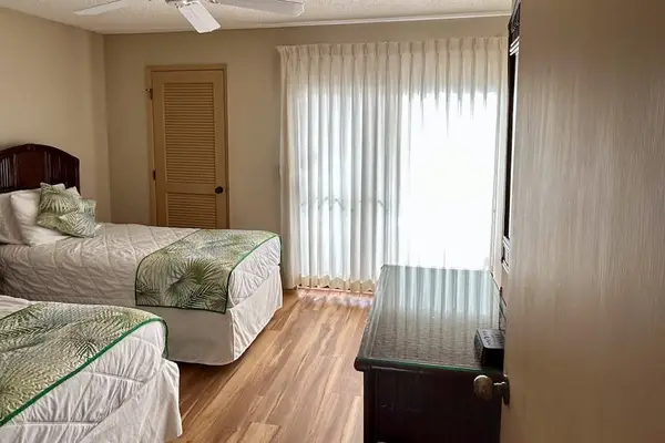 Spacious Twin Bedroom Escape