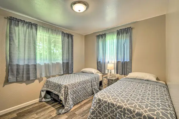 Guest room with two twin beds.
