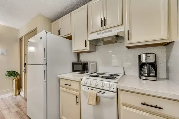 Full kitchen for all of your cooking desires.