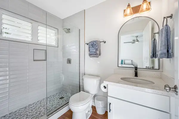 Fresh And Modern Full Bath
