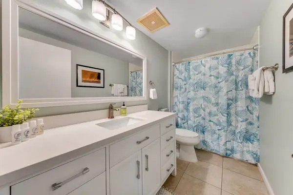 Bright Full Bathroom with Modern Finishes