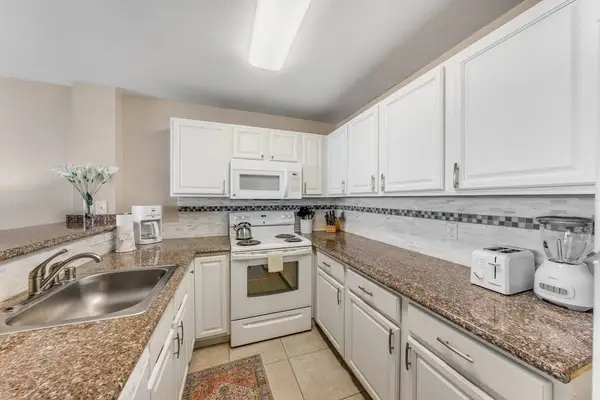 Open Kitchen Perfect for Family Gatherings