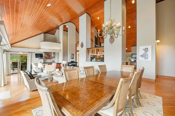 Elegant Dining Table with Seating for Group Meals