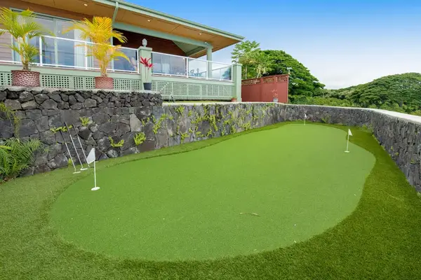 Private Outdoor Putting Green & Lawn Area