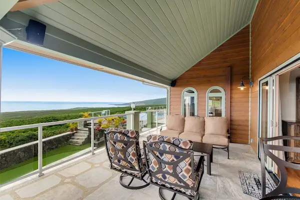Covered Oceanfront Lanai with Lounge Seating