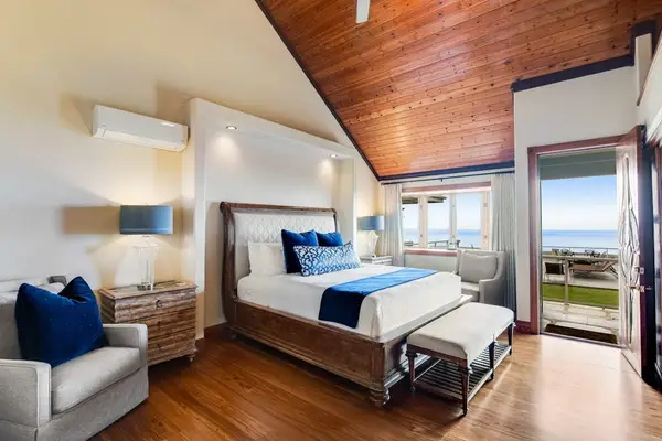 Guest King Suite with Armchair Seating & Oceanfront Balcony Access
