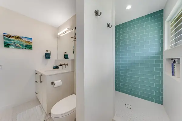 Freshen up comfortably in this well-kept and inviting full bathroom