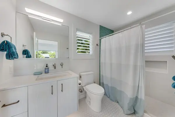 Start your morning refreshed in this clean and convenient bathroom