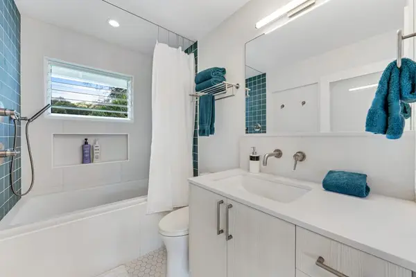 Comfortable full bathroom designed for easy everyday routines during stays