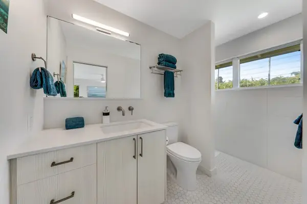 Comfortable full bathroom designed for easy everyday routines during stays