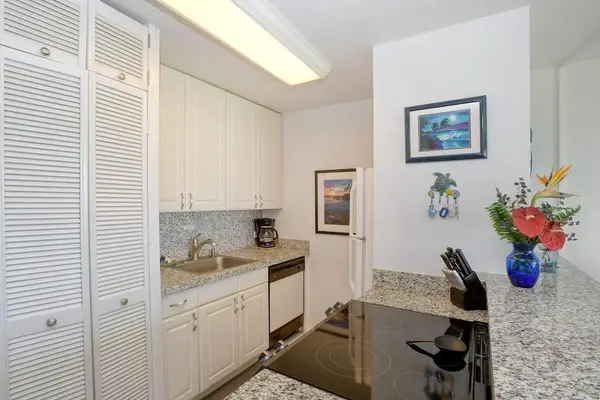 Fully stocked kitchen for all of your chef's needs.