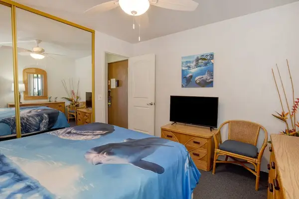 Bedroom with queen sized bed, flatscreen tv and en-suit bathroom.