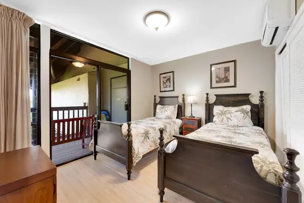 Bright twin bedroom, perfect for kids or friends traveling together