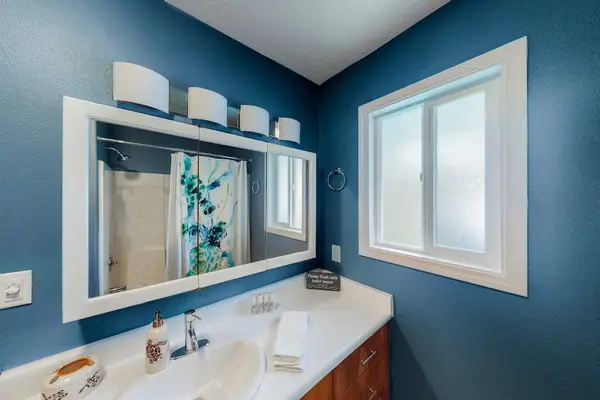 Fresh And Stylish Full Bathroom