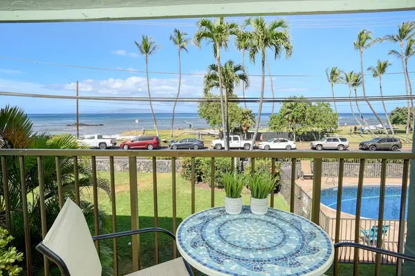 Ocean and palm tree views from the lanai
