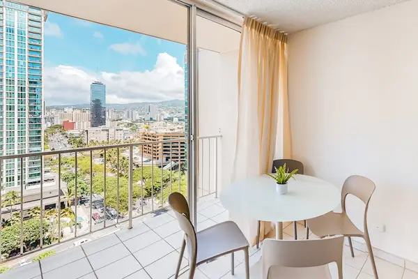 Dine together with sunshine and sweeping views