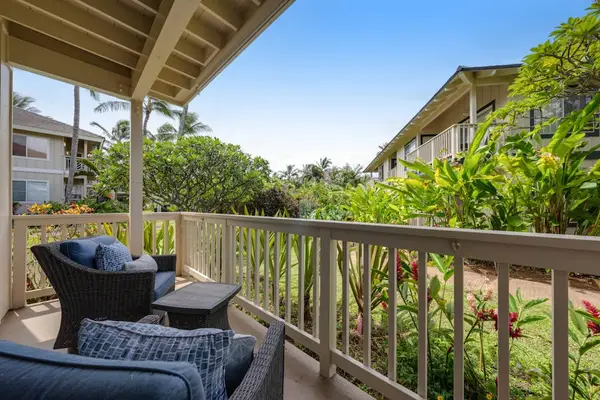 Covered lanai perfect for outdoor lounging