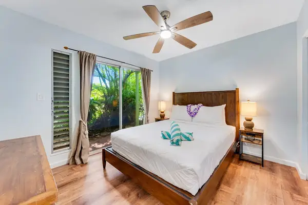 Guest room with queen bed sliding doors for easy lanai access and a ceiling fan for your comfort at night.