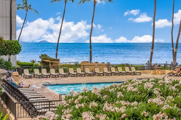 Sugar Beach: large outdoor pool.