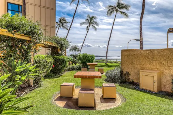 Outdoor BBQ Patio For Island Cookouts