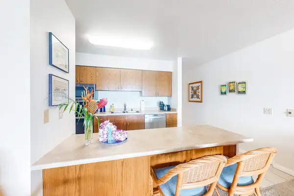 Spacious Dining Room for Family Gatherings