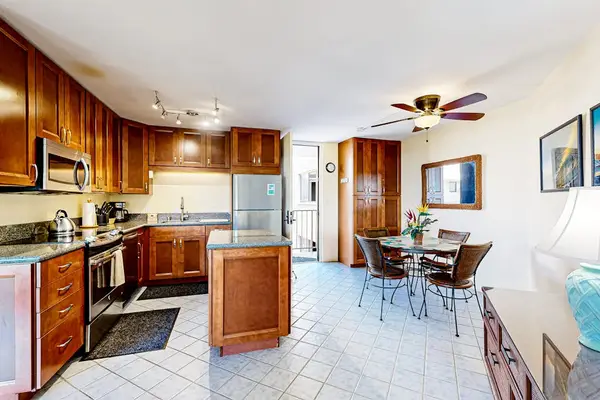 Fully Equipped Kitchen with Center Island & Dining Nook