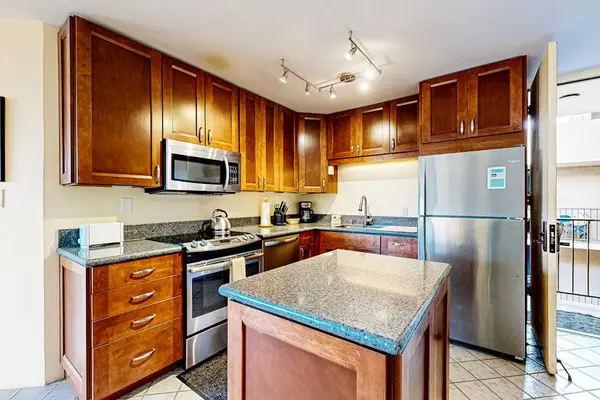 Modern Kitchen with Stainless Steel Appliances & Granite Countertops
