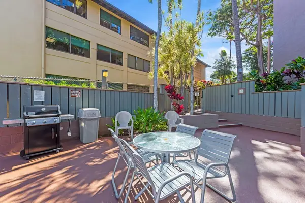 Sunny Outdoor BBQ Patio For Island Cookouts
