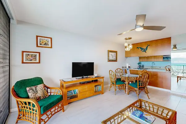 Inviting Island Style Lounge With Coastal Charm