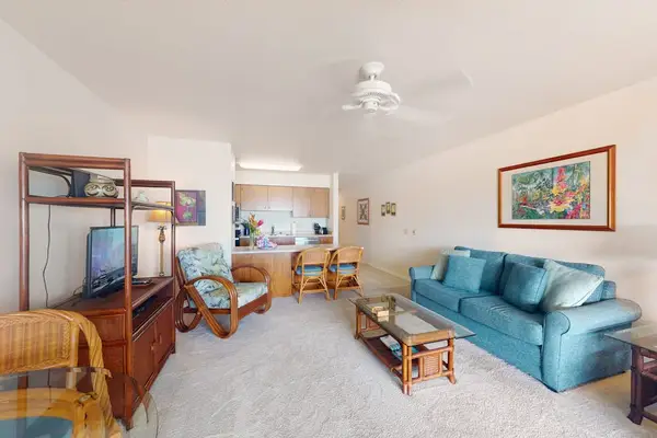 Sunlit Living Area with Inviting Seating