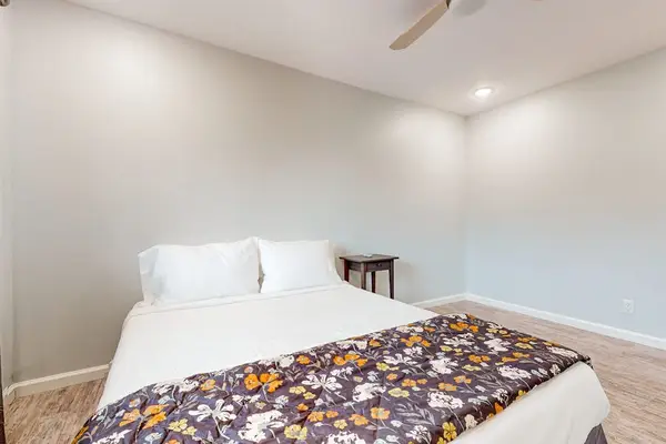 Guest room with queen bed