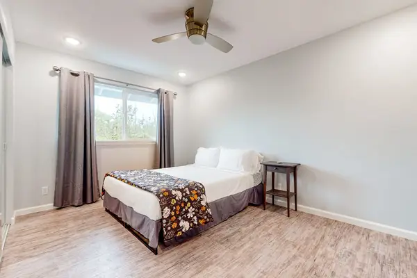 Guest room with queen bed