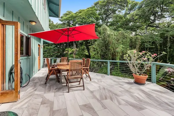 ​Your perfect outdoor hangout spot! Sip your morning coffee or share an evening drink in this beautiful, open-air seating area! ☕️🍹✨