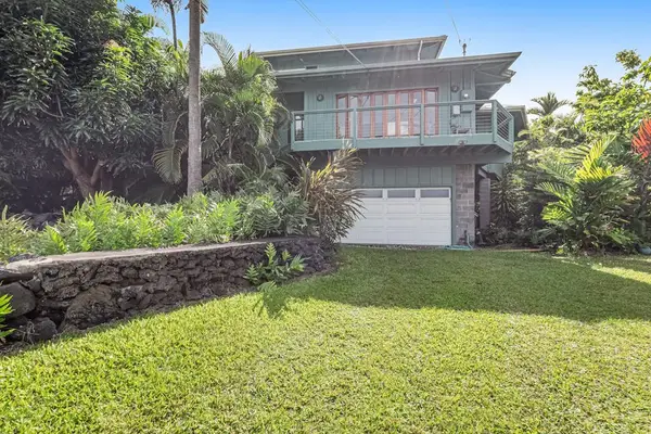 Welcome to paradise! Admire the gorgeous tropical greenery and spacious green lawn surrounding your vacation home! 🌴🏡✨