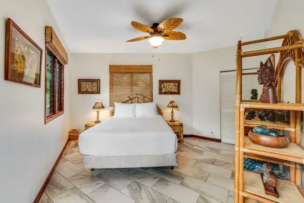 Rest and recharge! This inviting bedroom features a plush bed, warm bedside lighting, and a cooling ceiling fan for perfect comfort! 🛌💡🌀
