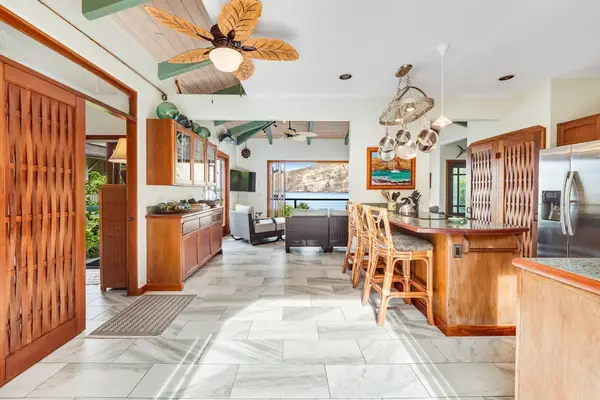 A chef's dream! Prepare delicious meals in our fully equipped kitchen with beautiful wood finishes and a spacious island! 🍳🔪✨