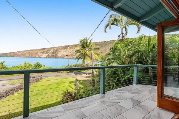 ​Step outside and soak in paradise! Enjoy beautiful ocean and coastline views directly from your private balcony! 🌊🌅🌴