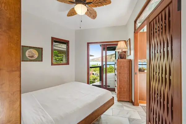 Wake up to paradise! Enjoy beautiful natural light and spectacular views with direct sliding door access to the outdoors! 🌅🛌✨
