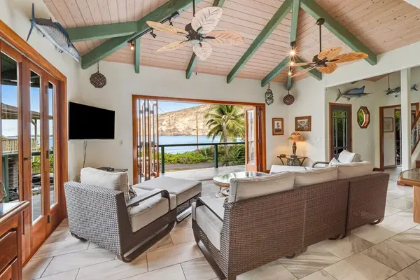 Relax in style! Experience the ultimate indoor-outdoor living flow with our bright, spacious open-concept living area! 🛋️🌅🌴