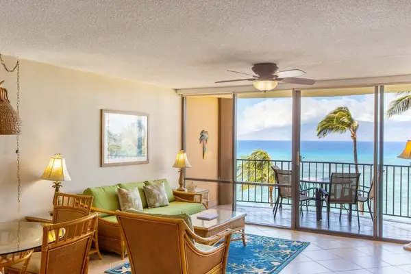 Comfortable living room with direct access to the lanai